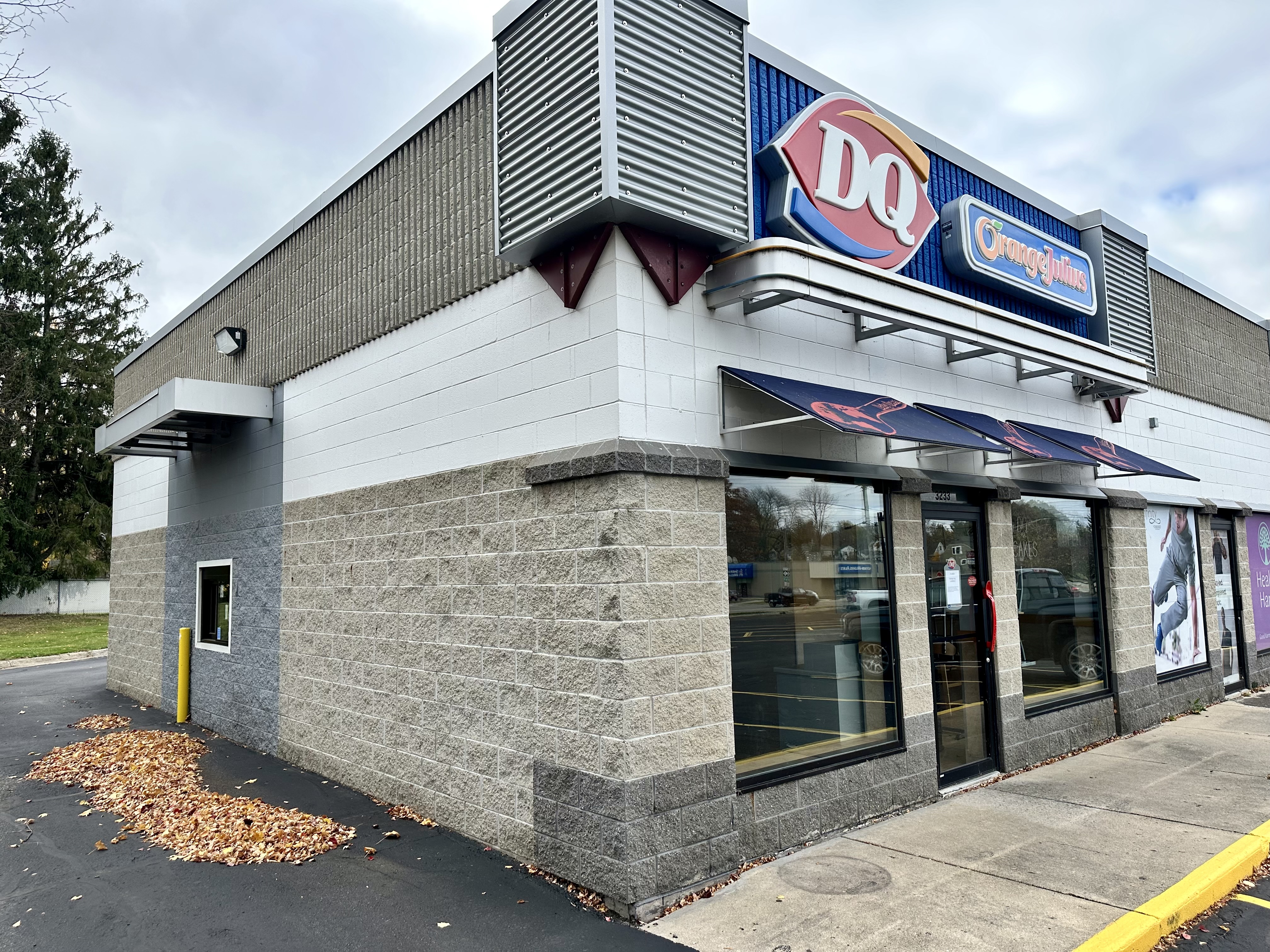 Retail Drive Through on Saginaw Hwy Lansing, 3233 West Saginaw Street, Lansing, MI 48917