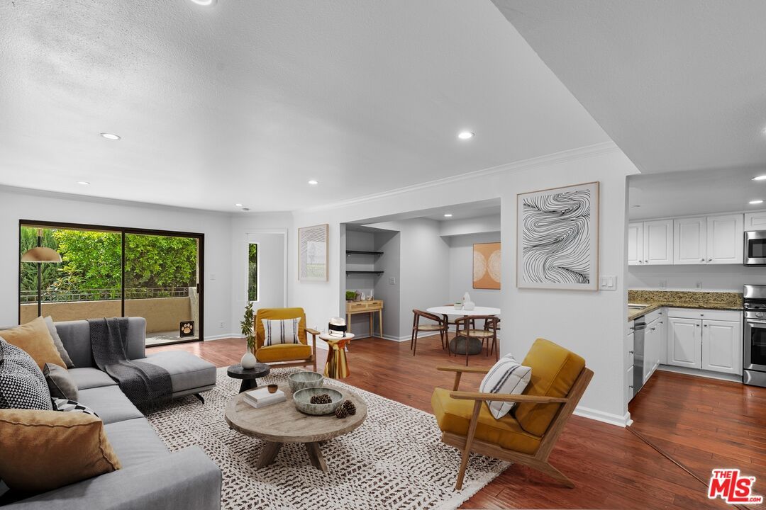 Charming 2bed townhome property available for rent, 15207 Magnolia Boulevard, Los Angeles, CA 91403