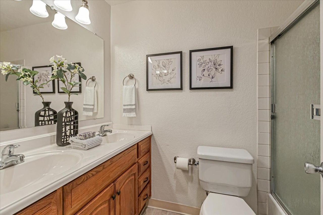 Charming 2bed townhome property available for rent, 15207 Magnolia Boulevard, Los Angeles, CA 91403