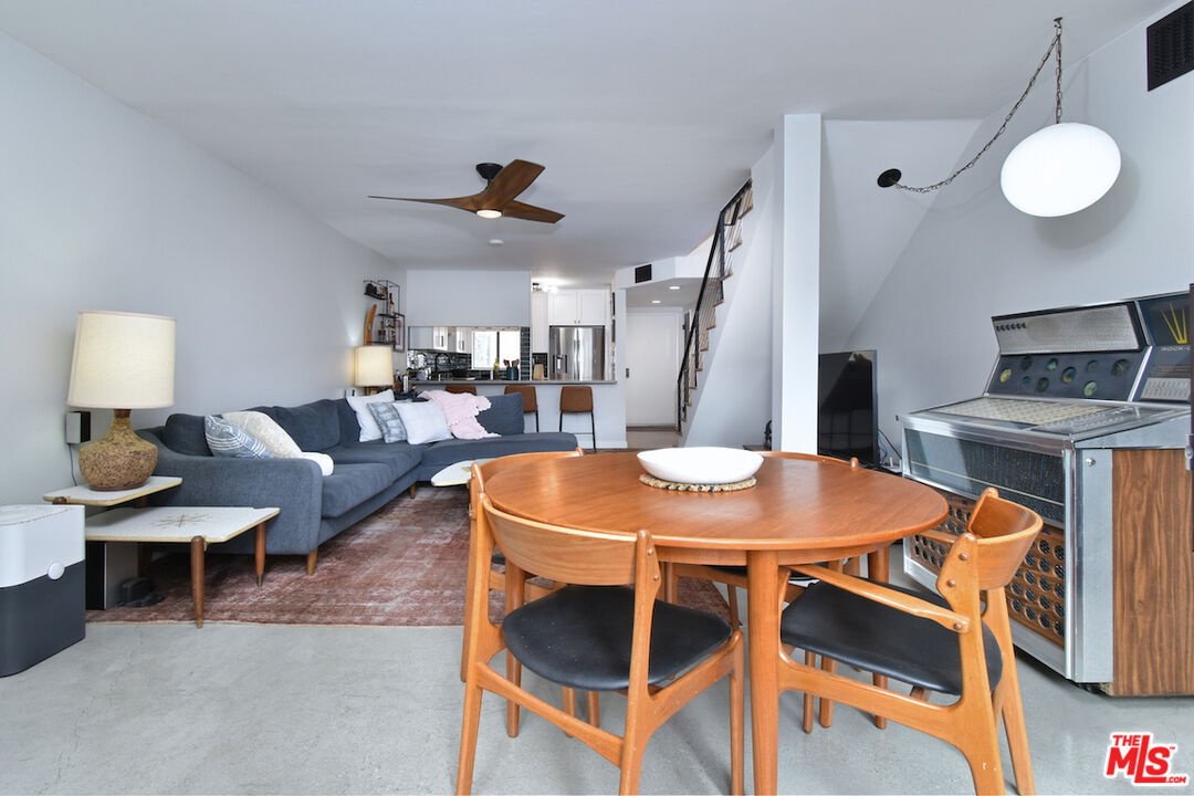 Charming 2bed townhome property available for rent, 15207 Magnolia Boulevard, Los Angeles, CA 91403