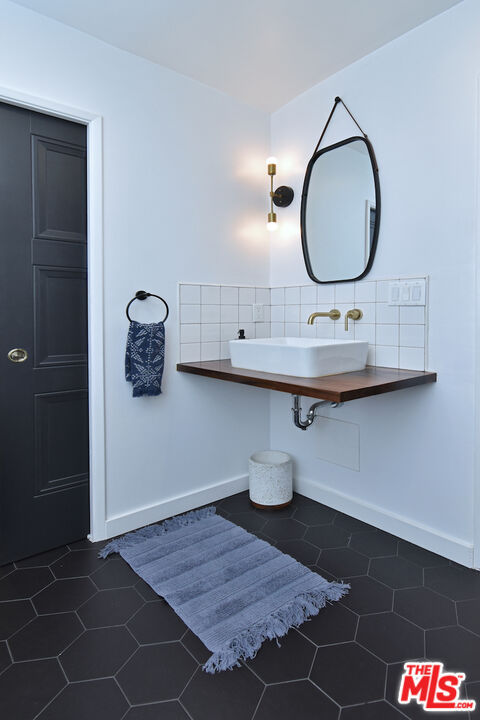 Charming 2bed townhome property available for rent, 15207 Magnolia Boulevard, Los Angeles, CA 91403