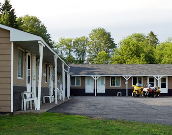 Hillcrest Motel & Cabins, E9454 Michigan 28, Munising, MI 49862