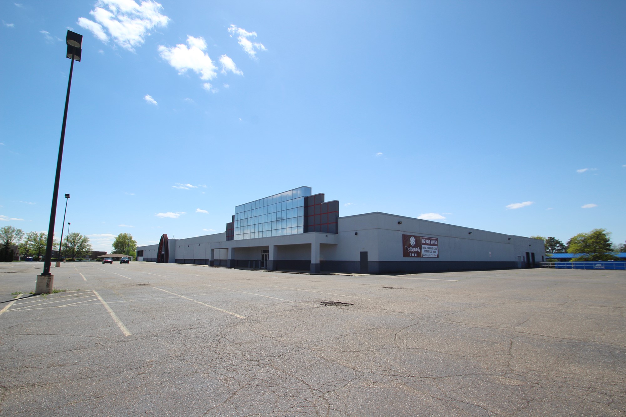 Freestanding Industrial/retail Big Box For Lease 