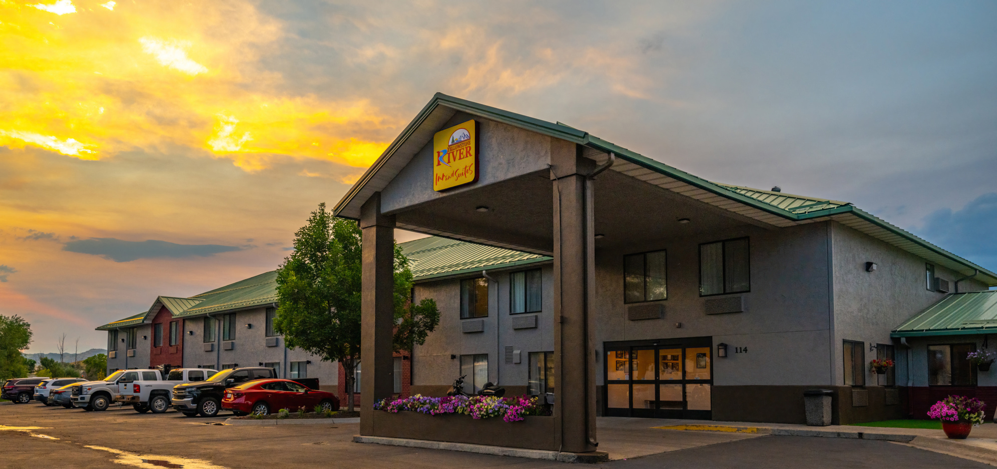 Yellowstone River Inn & Suites