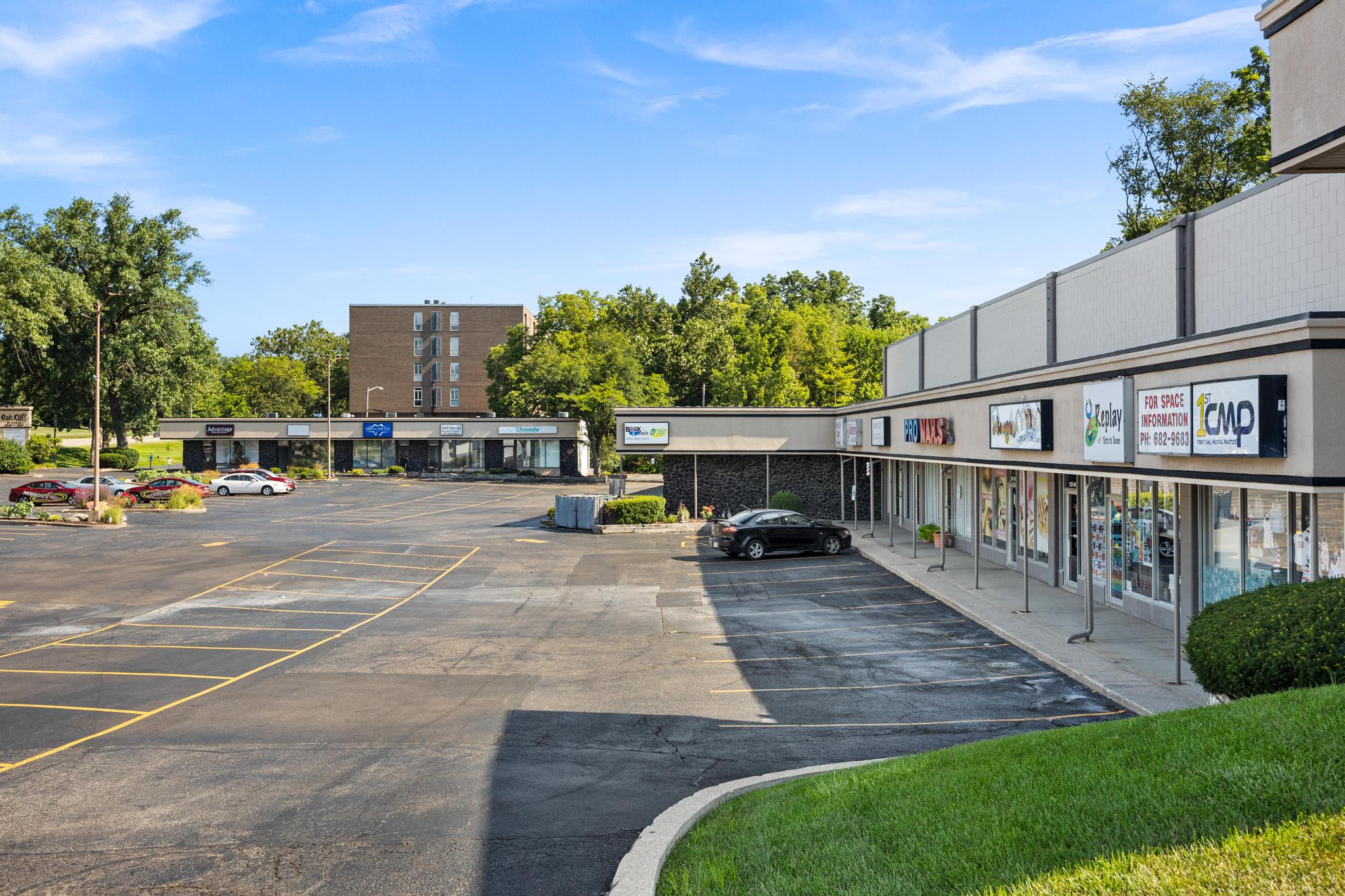 Oak Cliff Park - 21 Unit Shopping Center, 4410 N Knoxville Ave, Peoria, IL 61614