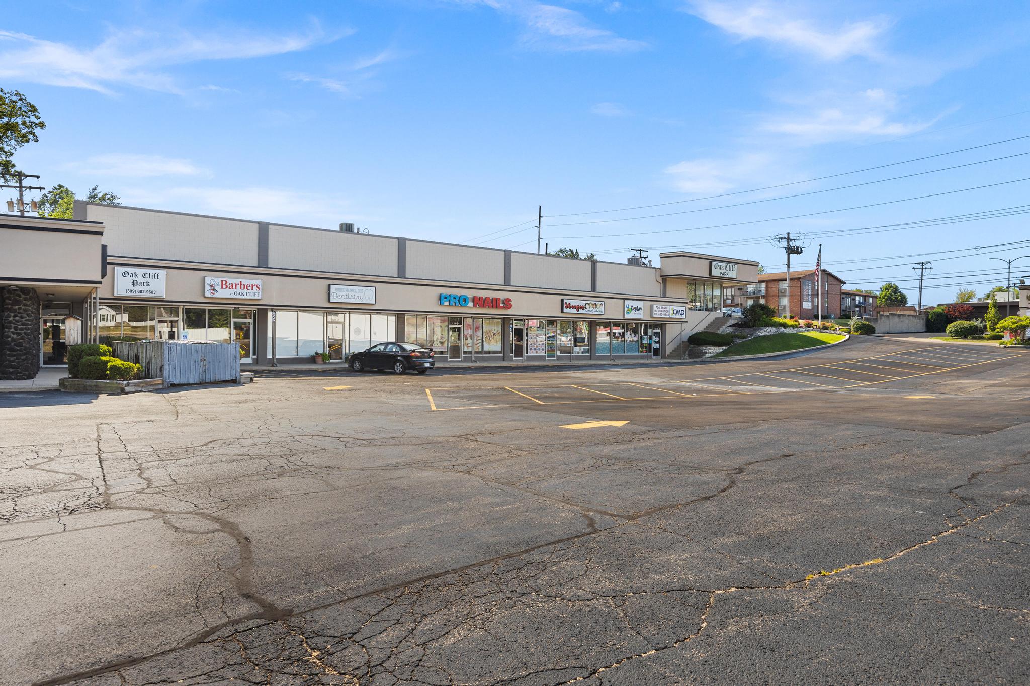 Oak Cliff Park - 21 Unit Shopping Center, 4410 N Knoxville Ave, Peoria, IL 61614
