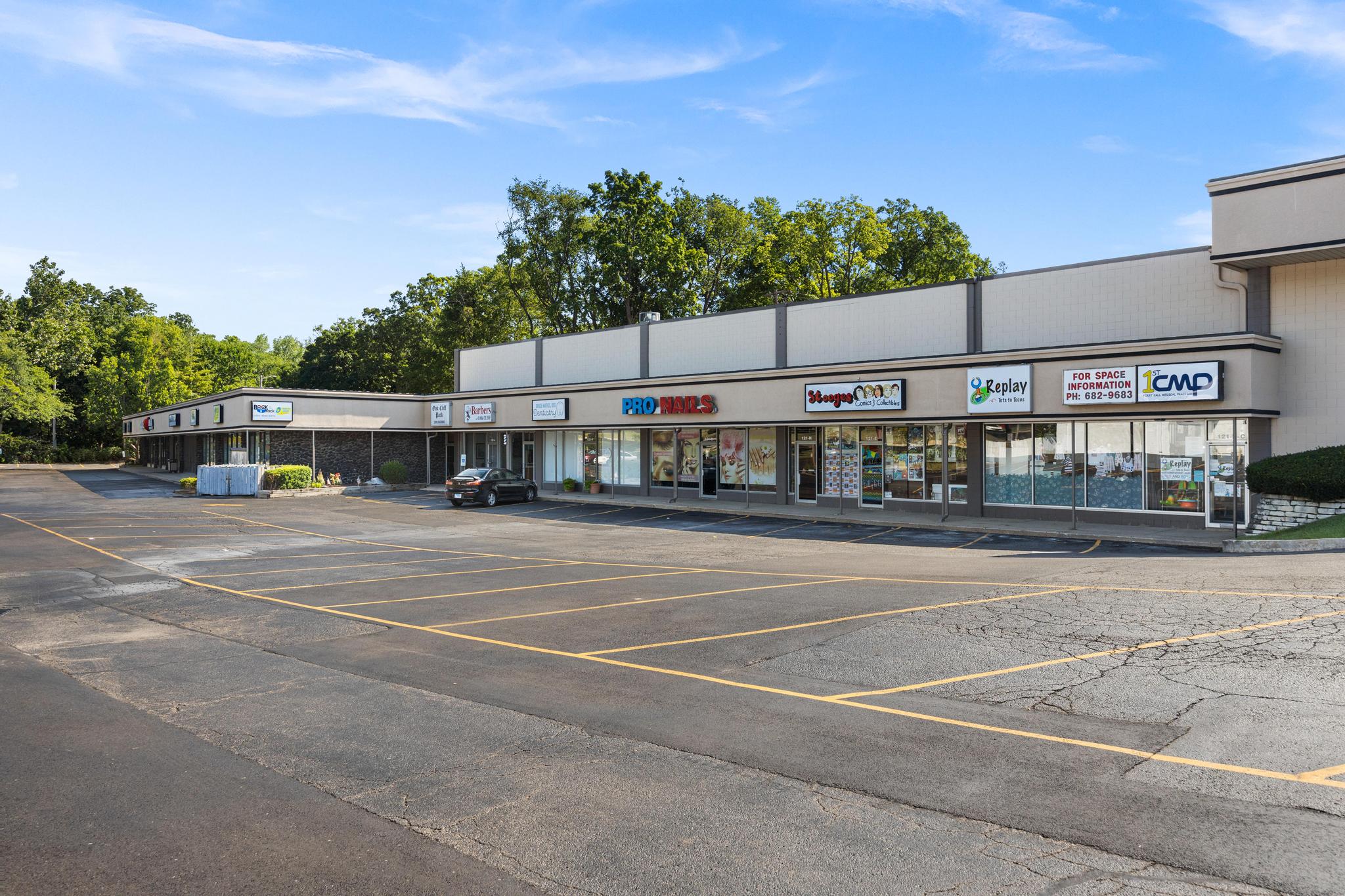 Oak Cliff Park - 21 Unit Shopping Center, 4410 N Knoxville Ave, Peoria, IL 61614