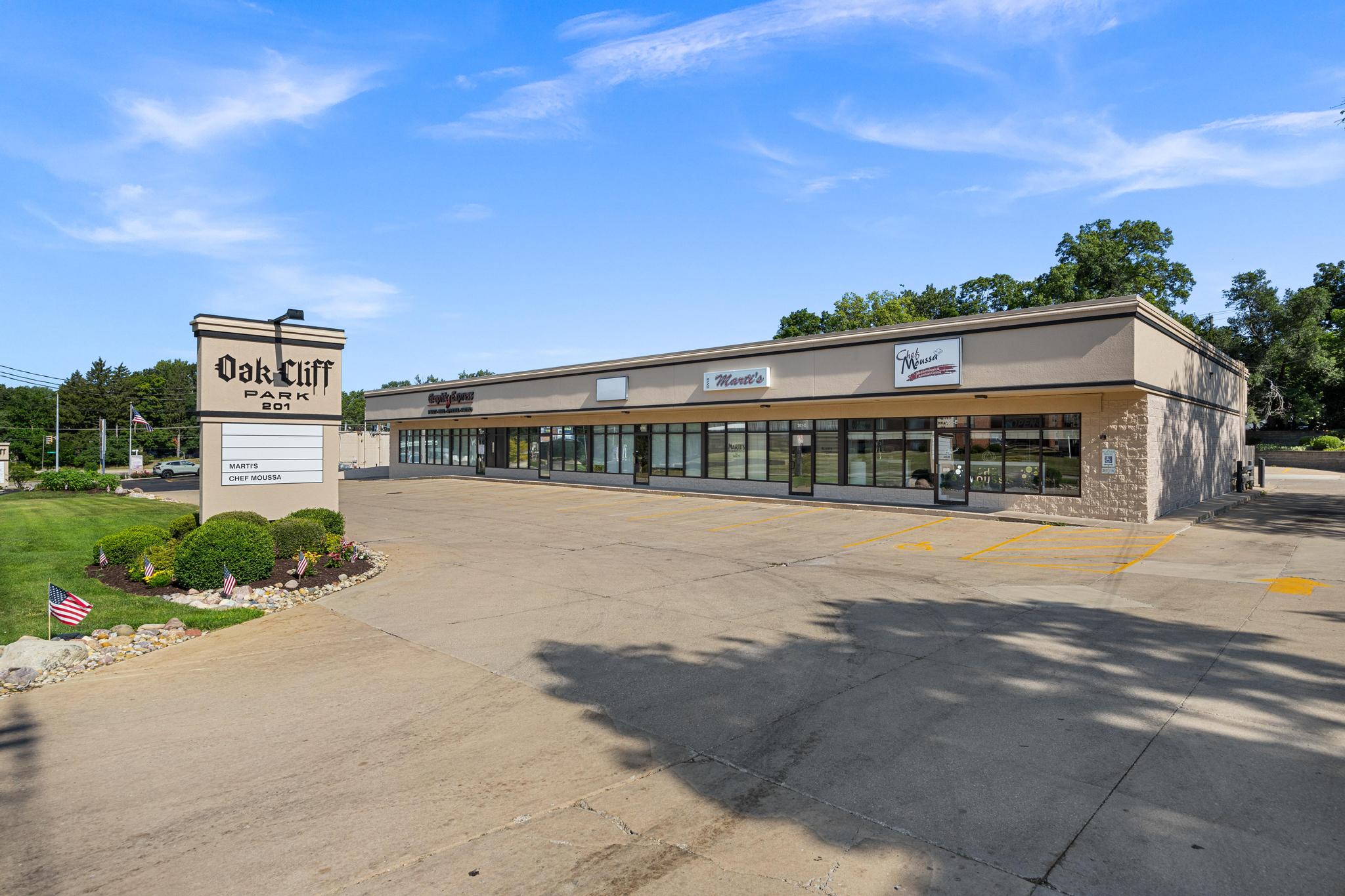 Oak Cliff Park - 21 Unit Shopping Center, 4410 N Knoxville Ave, Peoria, IL 61614