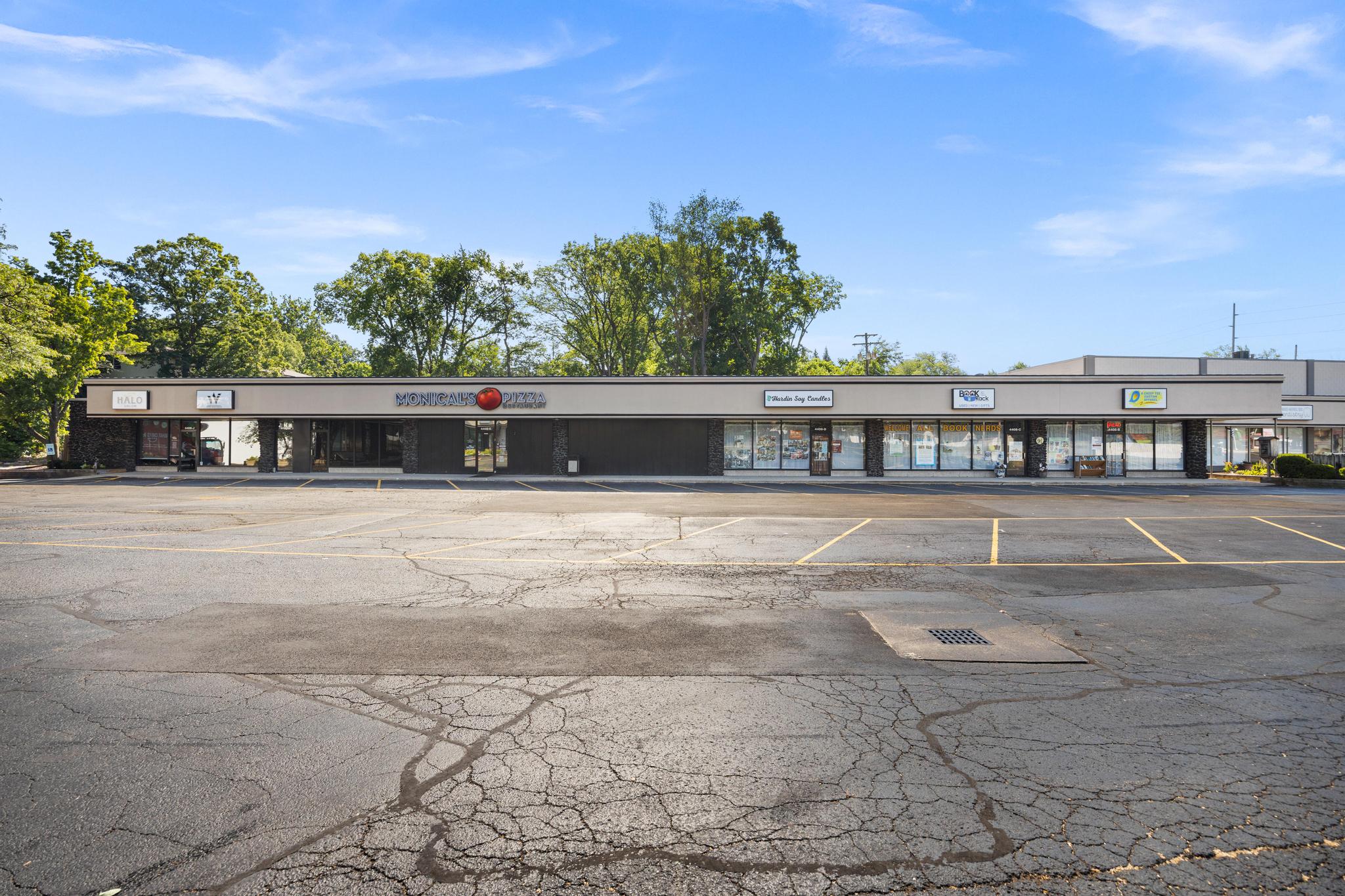 Oak Cliff Park - 21 Unit Shopping Center, 4410 N Knoxville Ave, Peoria, IL 61614