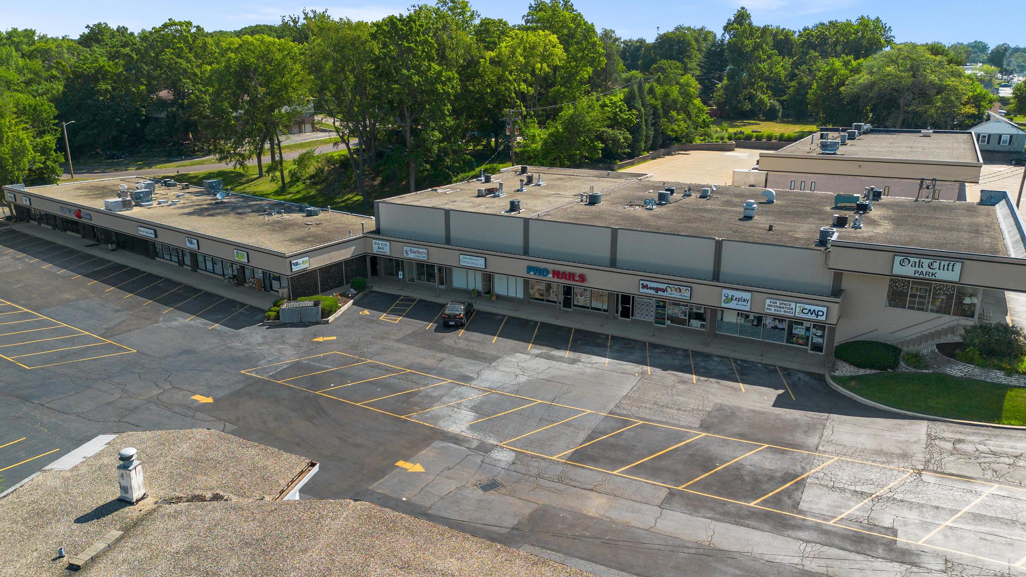 Oak Cliff Park - 21 Unit Shopping Center, 4410 N Knoxville Ave, Peoria, IL 61614