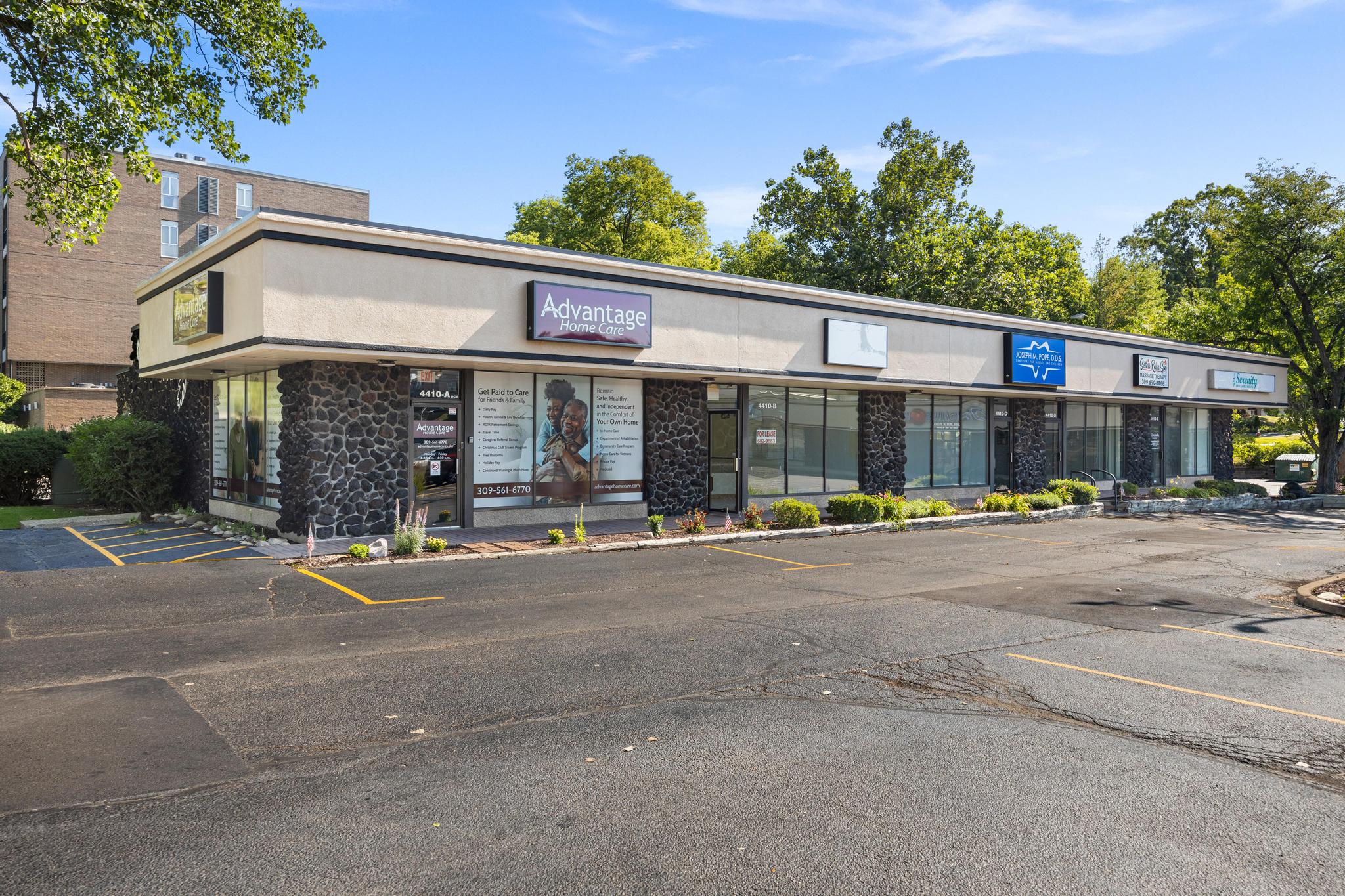 Oak Cliff Park - 21 Unit Shopping Center, 4410 N Knoxville Ave, Peoria, IL 61614