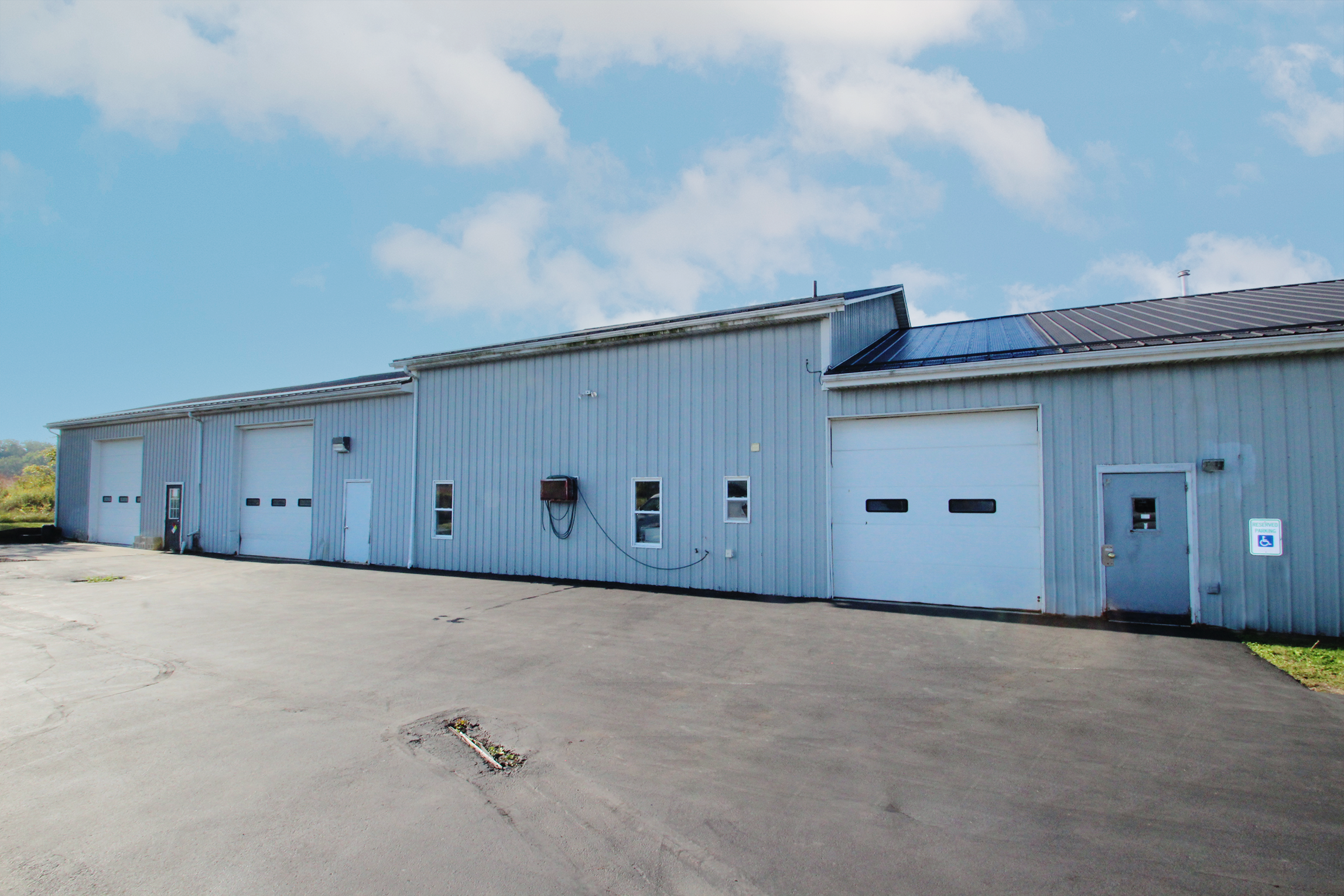Freestanding Industrial-Showroom Building in Medina Twp, 3683 Pearl Road, Medina, OH 44256