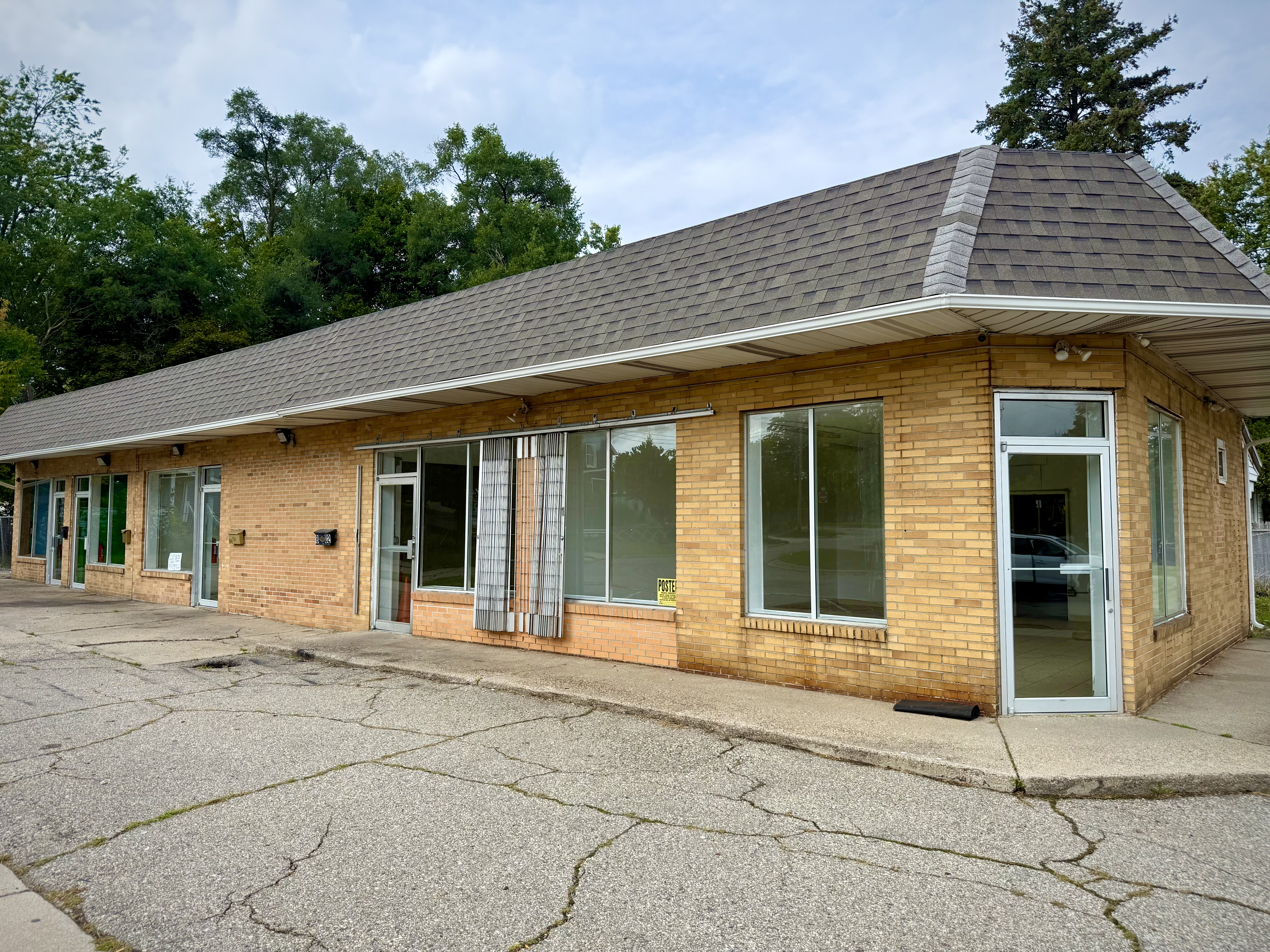 Salon / Barber Suite in North Lansing, 800 West Willow Street, Lansing, MI 48906