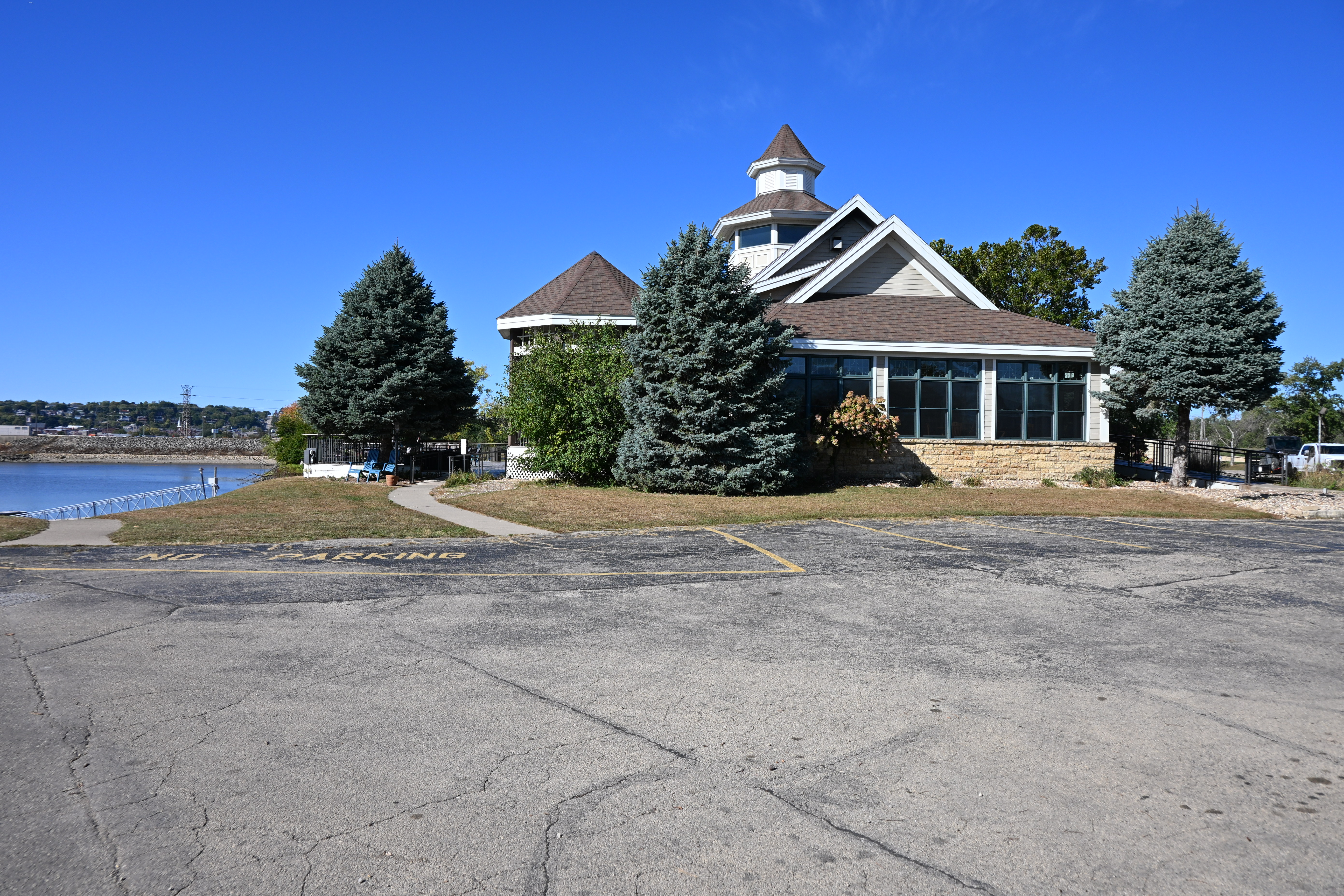 1630 East 16th Street, Dubuque, IA 52001