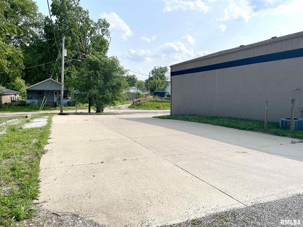 930 South 2nd Street, Pekin, IL 61554