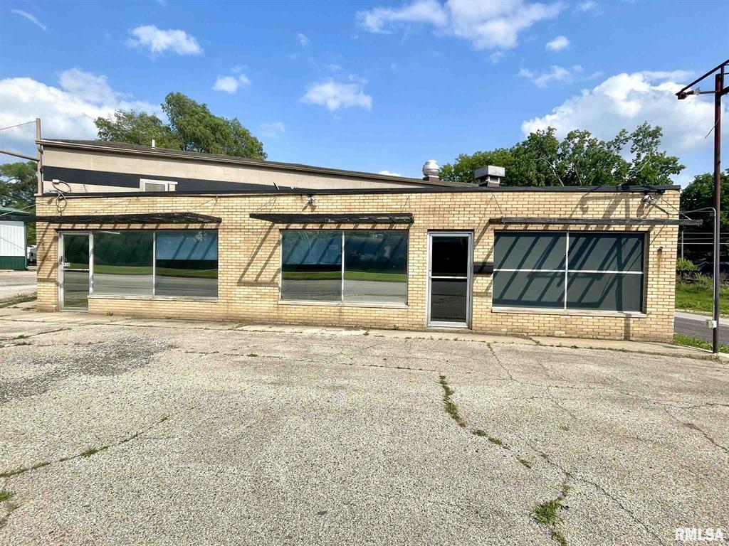 930 South 2nd Street, Pekin, IL 61554