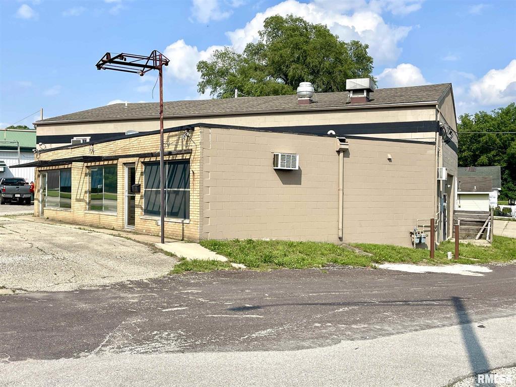 930 South 2nd Street, Pekin, IL 61554