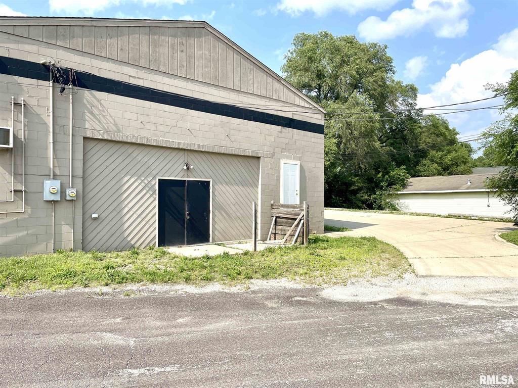 930 South 2nd Street, Pekin, IL 61554