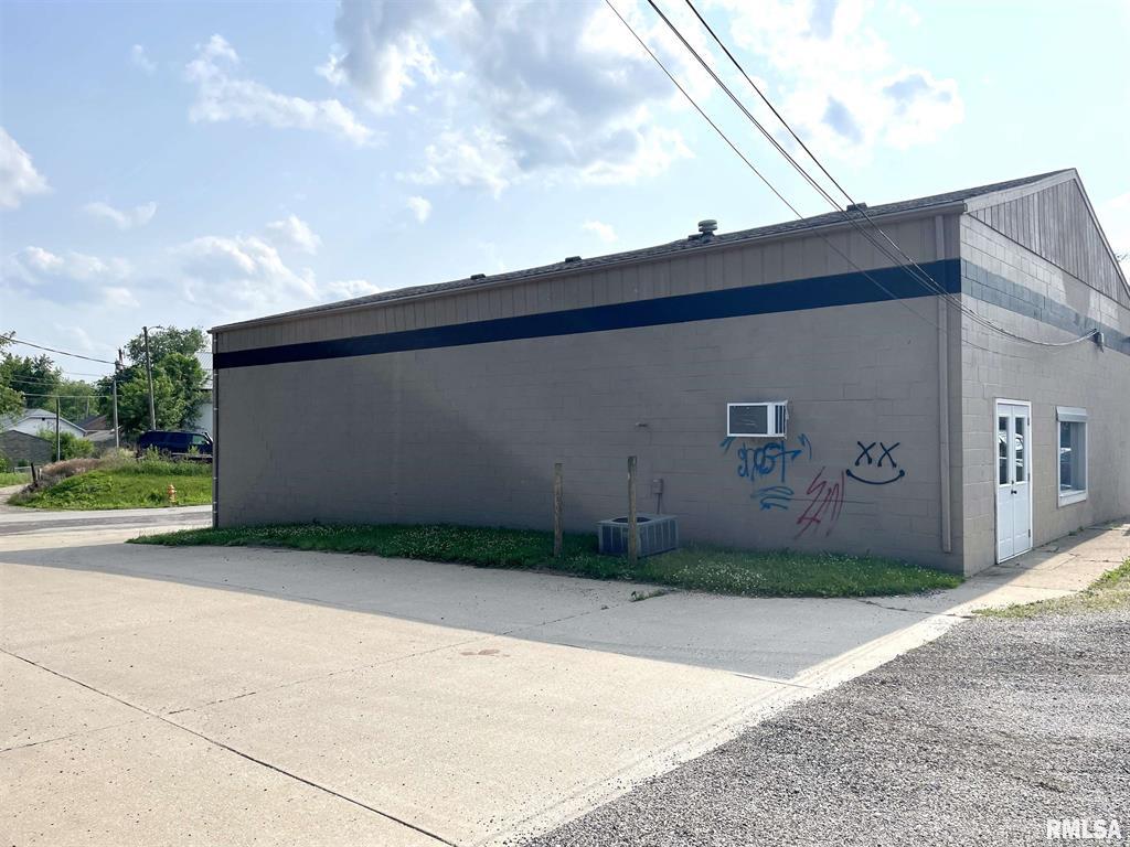 930 South 2nd Street, Pekin, IL 61554