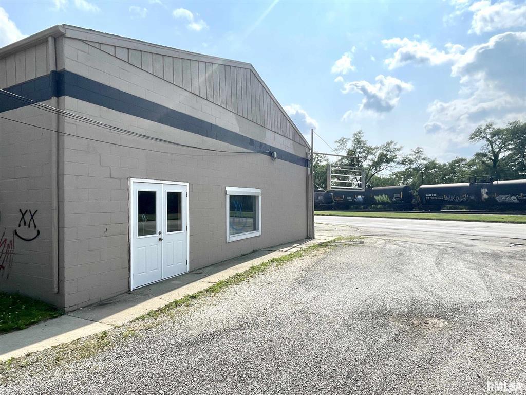 930 South 2nd Street, Pekin, IL 61554