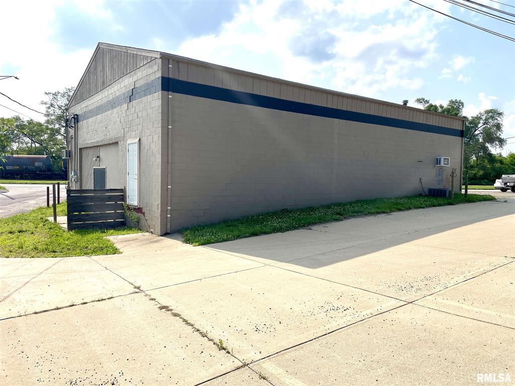 930 South 2nd Street, Pekin, IL 61554