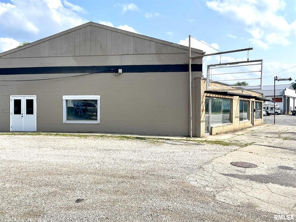 930 South 2nd Street, Pekin, IL 61554