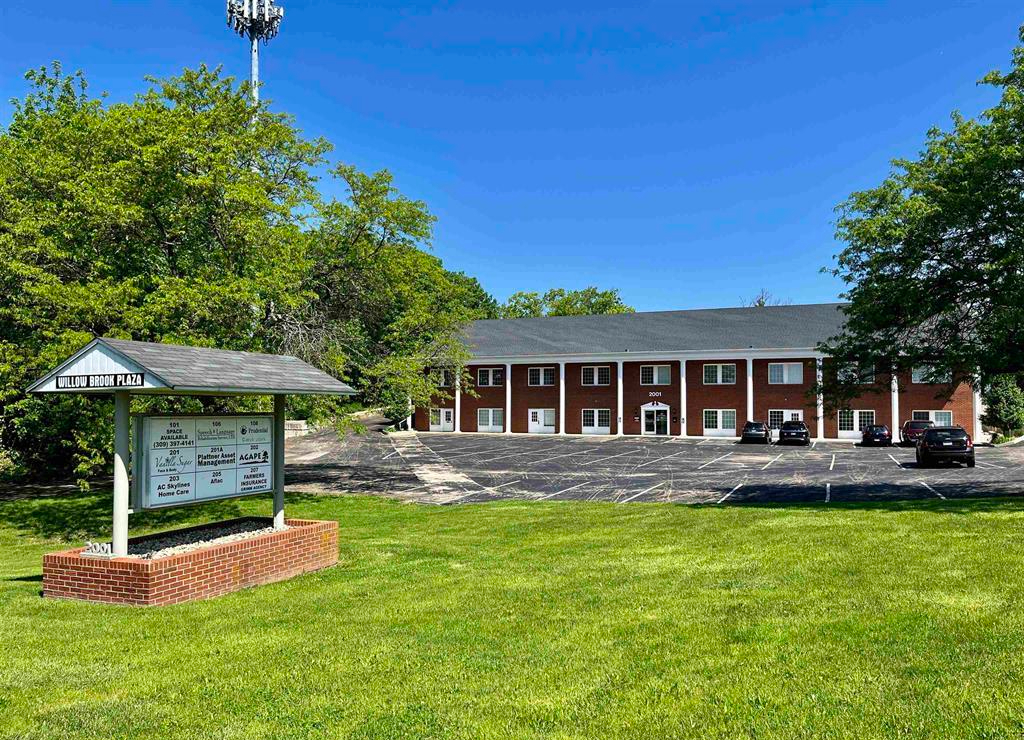 2001 West Willow Knolls Drive, Peoria, IL 61614