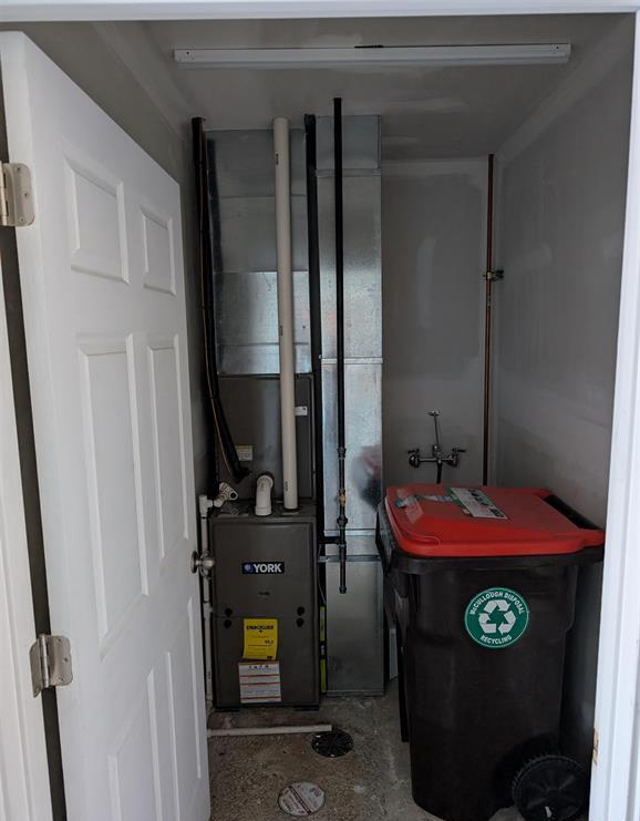 216 North Main Street, Creve Coeur, IL 61610