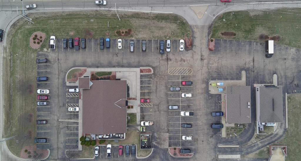 3727 W Willow Knolls Dr, Peoria, IL 61614