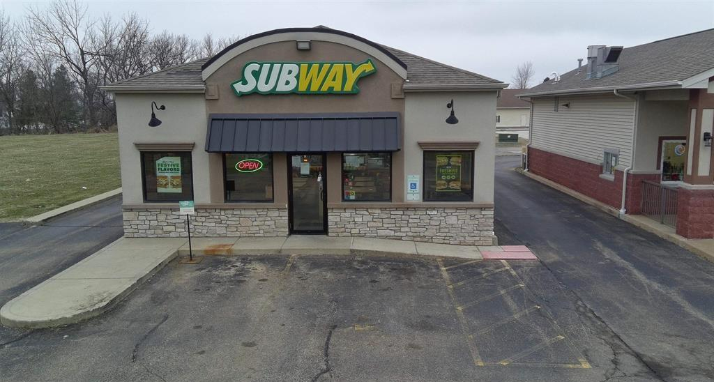 3727 W Willow Knolls Dr, Peoria, IL 61614