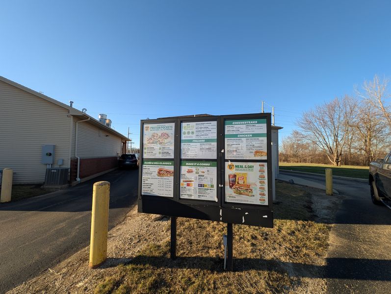 3727 W Willow Knolls Dr, Peoria, IL 61614