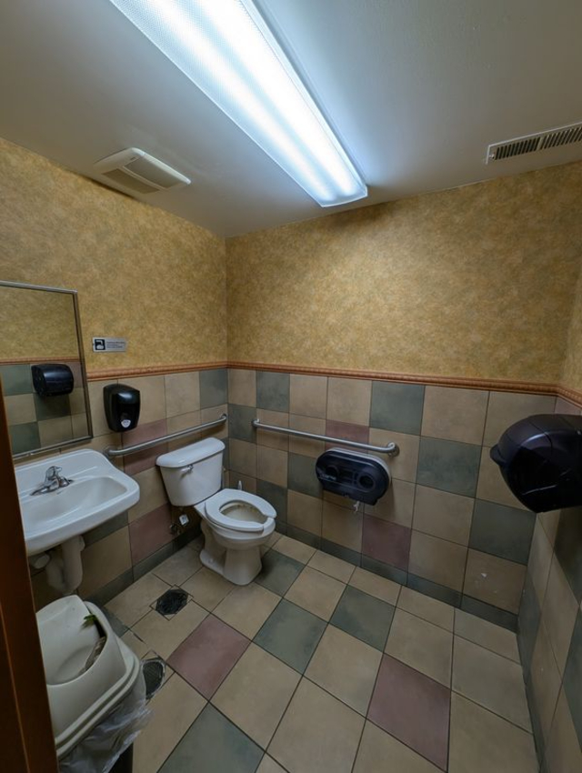 3727 W Willow Knolls Dr, Peoria, IL 61614