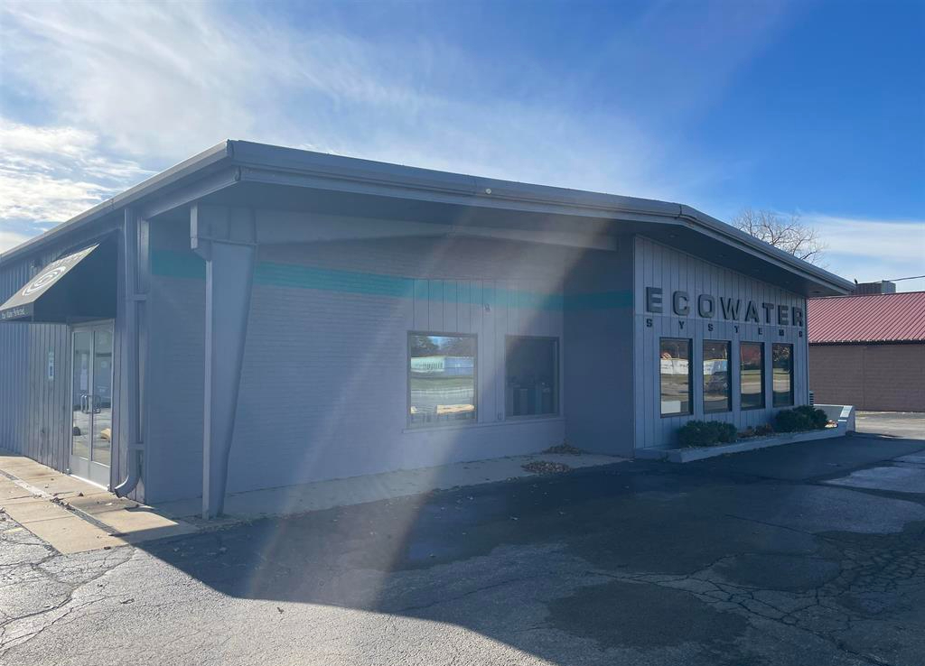 502 East War Memorial Drive, Peoria, IL 61614