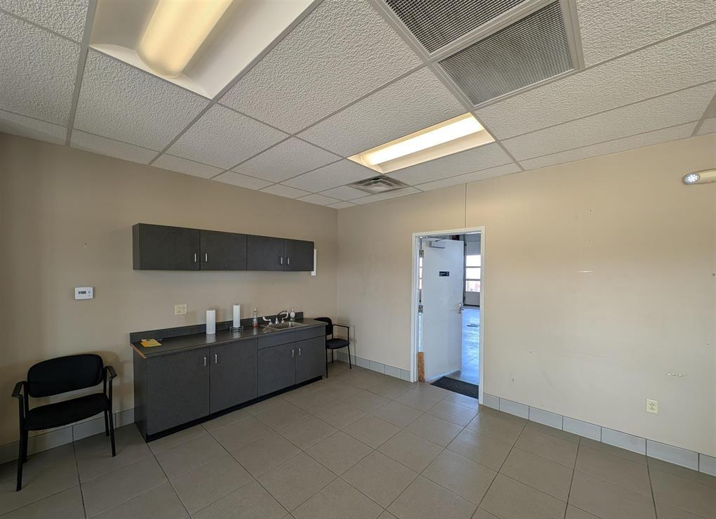 1613 West Pioneer Parkway, Peoria, IL 61615