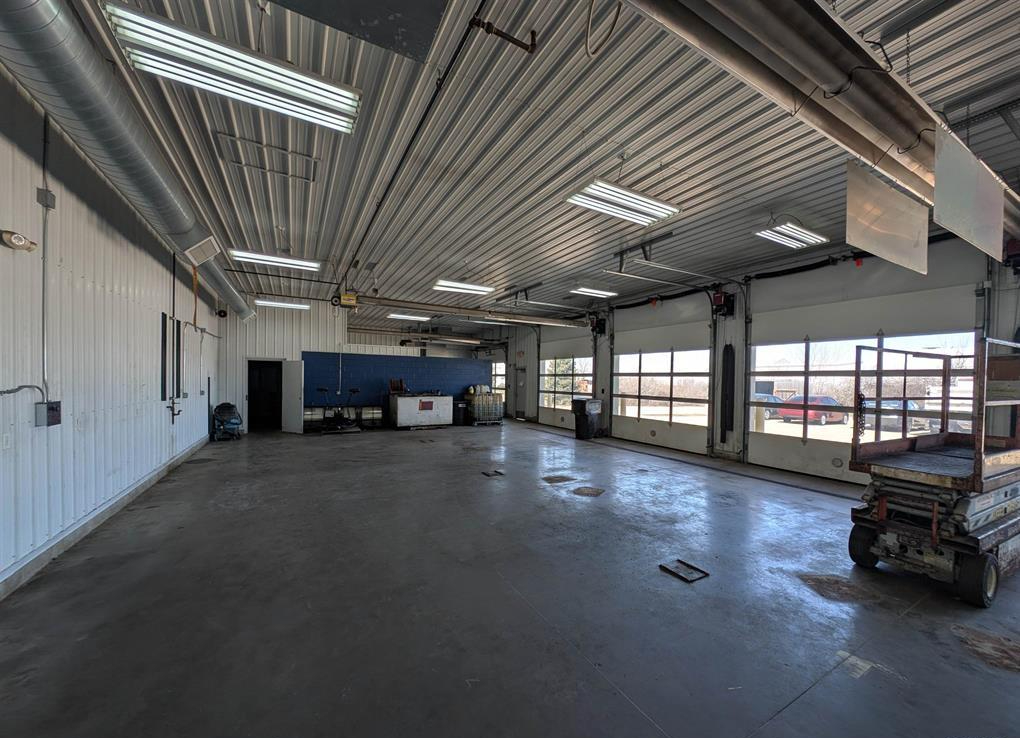 1613 West Pioneer Parkway, Peoria, IL 61615