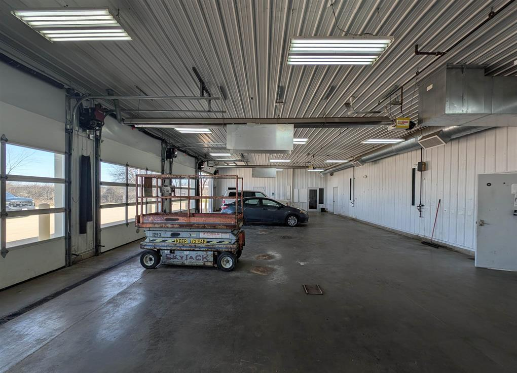 1613 West Pioneer Parkway, Peoria, IL 61615