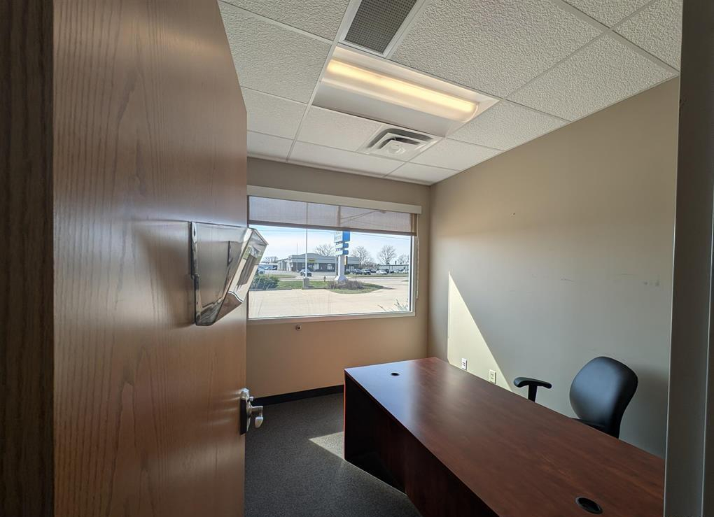 1613 West Pioneer Parkway, Peoria, IL 61615