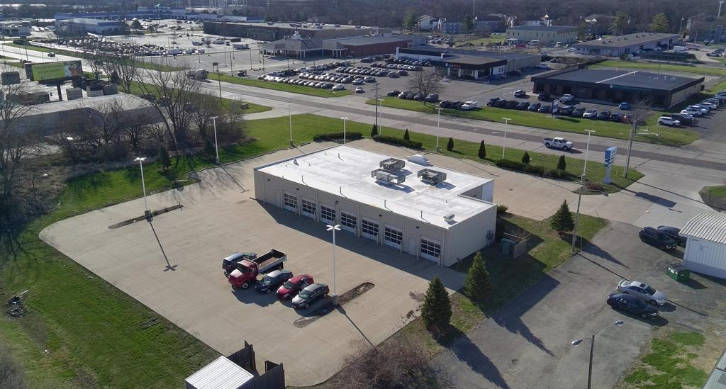 1613 West Pioneer Parkway, Peoria, IL 61615