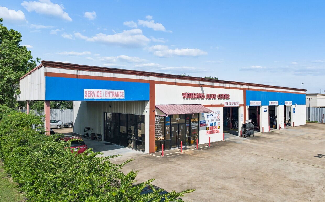 11239 Veterans Memorial Dr, Houston, TX 77067