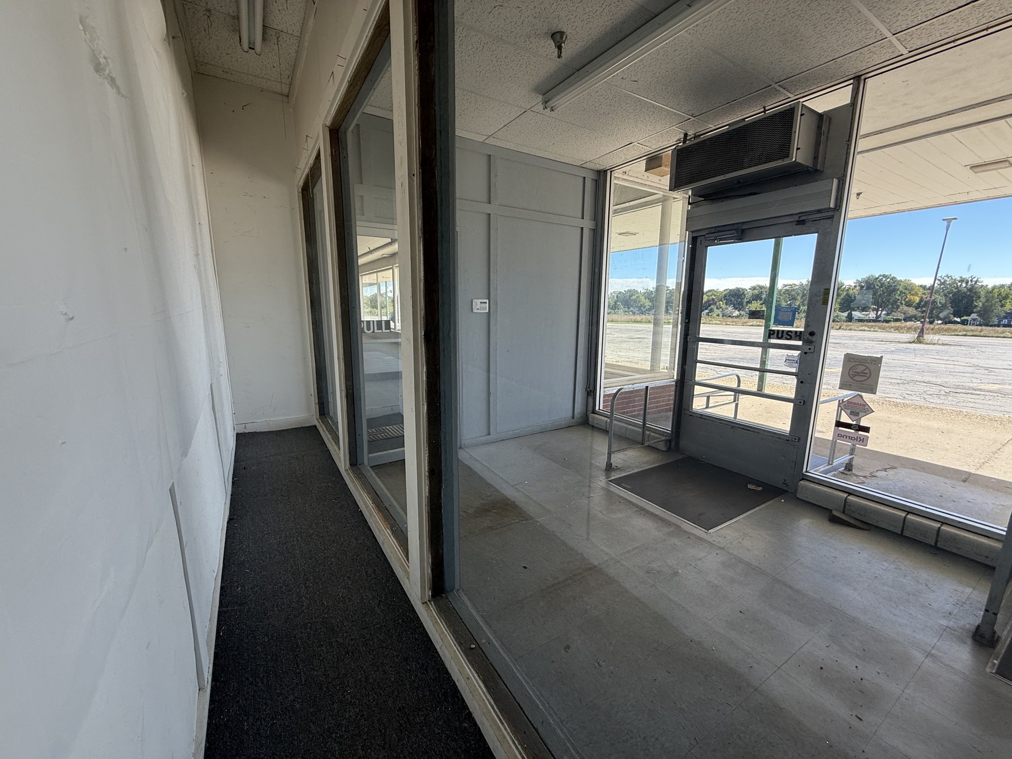 A big open retail floor in downtown Mundelein - retail for sale in mundelein, IL