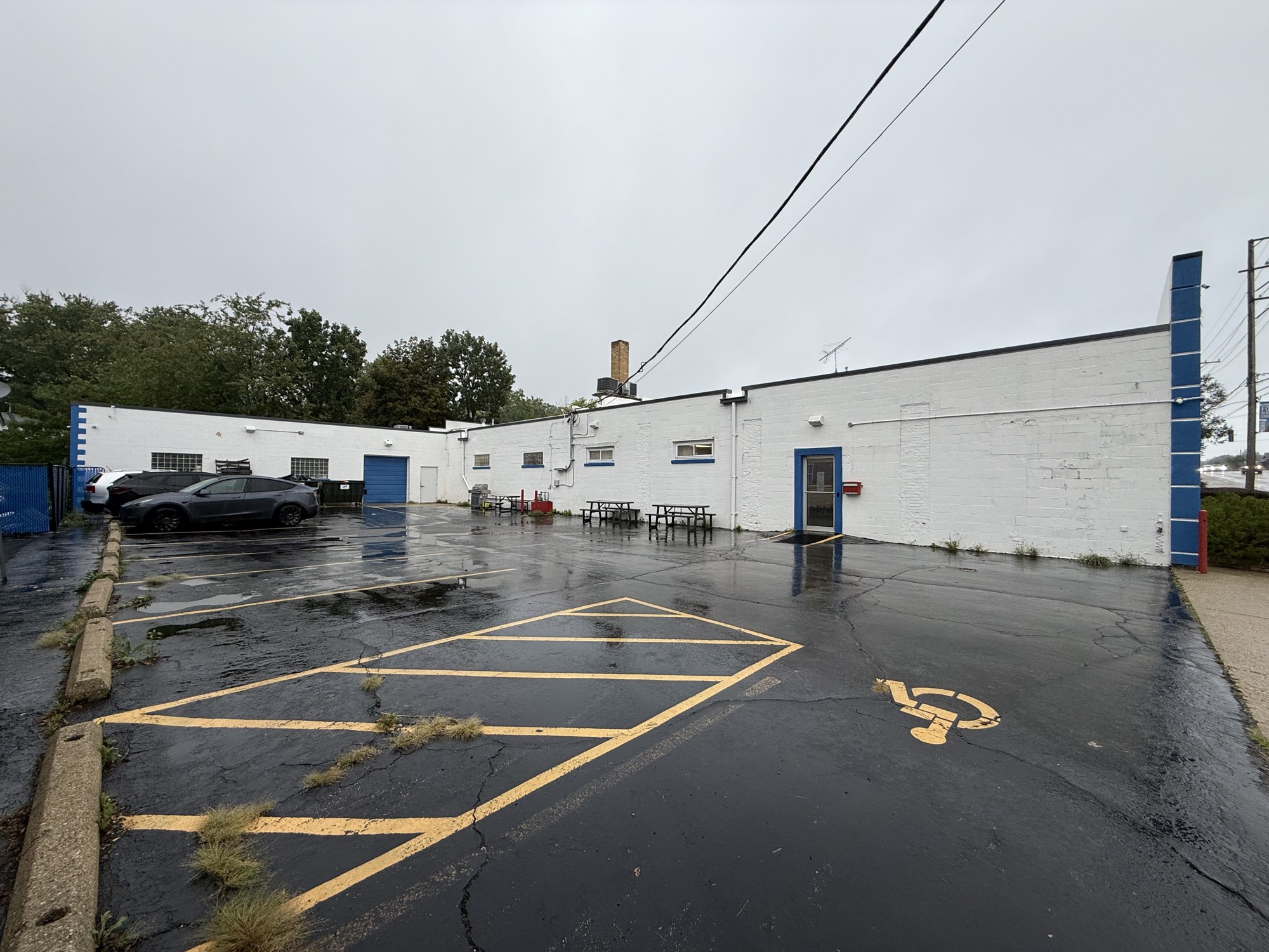A lab/office building with $90,000 in annual base rent — Sale in Fox River Grove, IL, photo 3 of 8