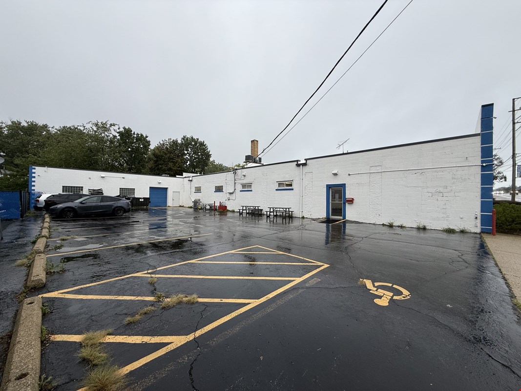 A lab/office building with $90,000 in annual base rent — Sale in Fox River Grove, IL, photo 3 of 8