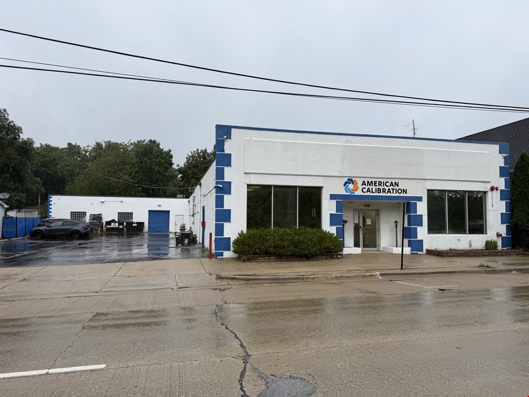A lab/office building with $90,000 in annual base rent — Sale in Fox River Grove, IL, photo 2 of 8