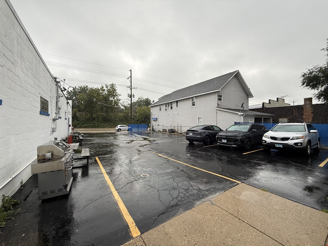 A lab/office building with $90,000 in annual base rent — Sale in Fox River Grove, IL, photo 5 of 8