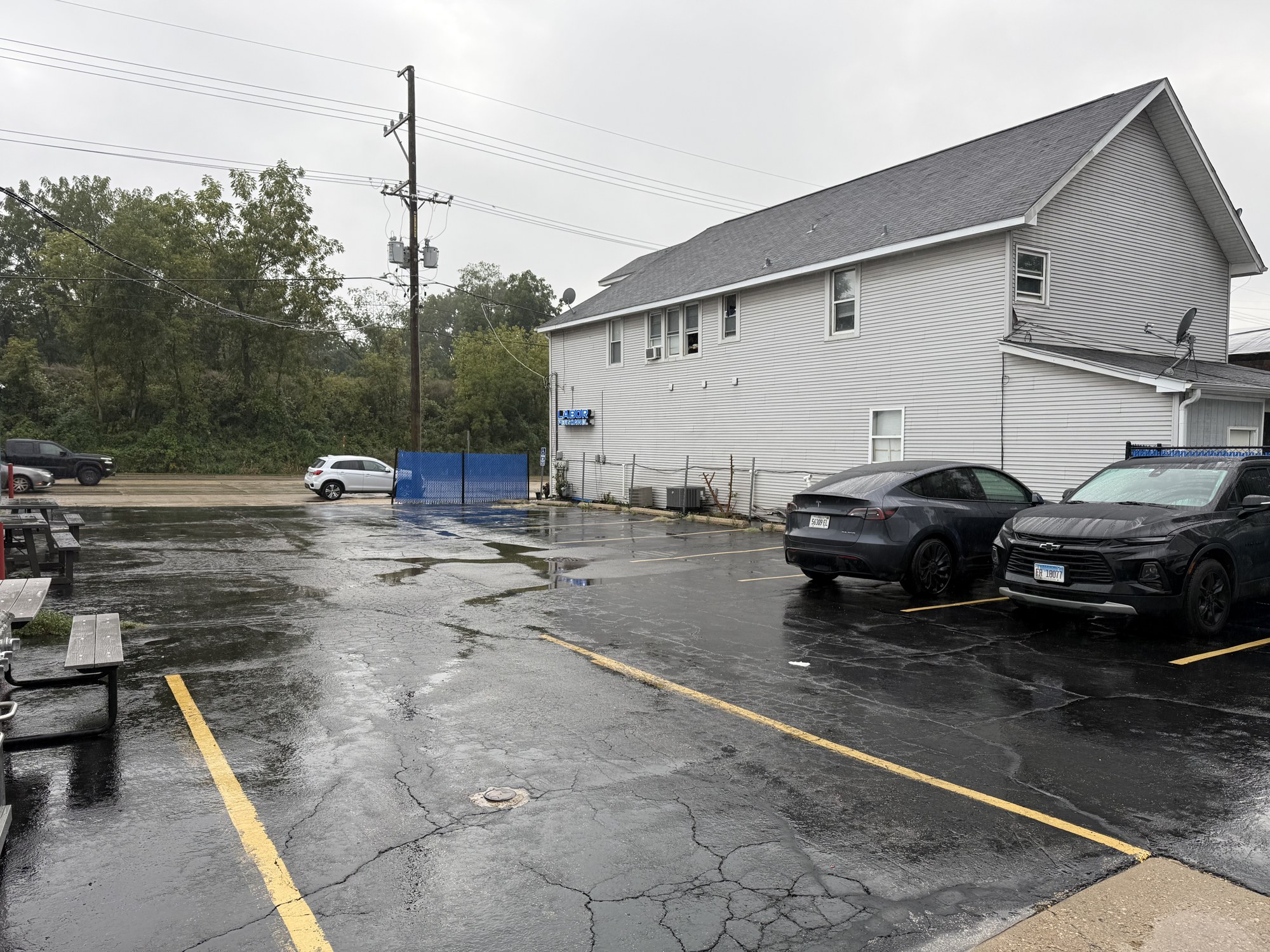 A lab/office building with $90,000 in annual base rent — Sale in Fox River Grove, IL, photo 1 of 8
