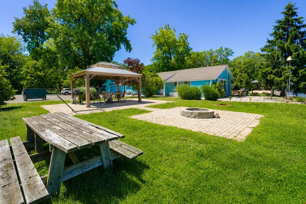 The Lake-Heim: waterfront 3-unit short-term-rental… — Sale in Spring Grove, IL, photo 2 of 4