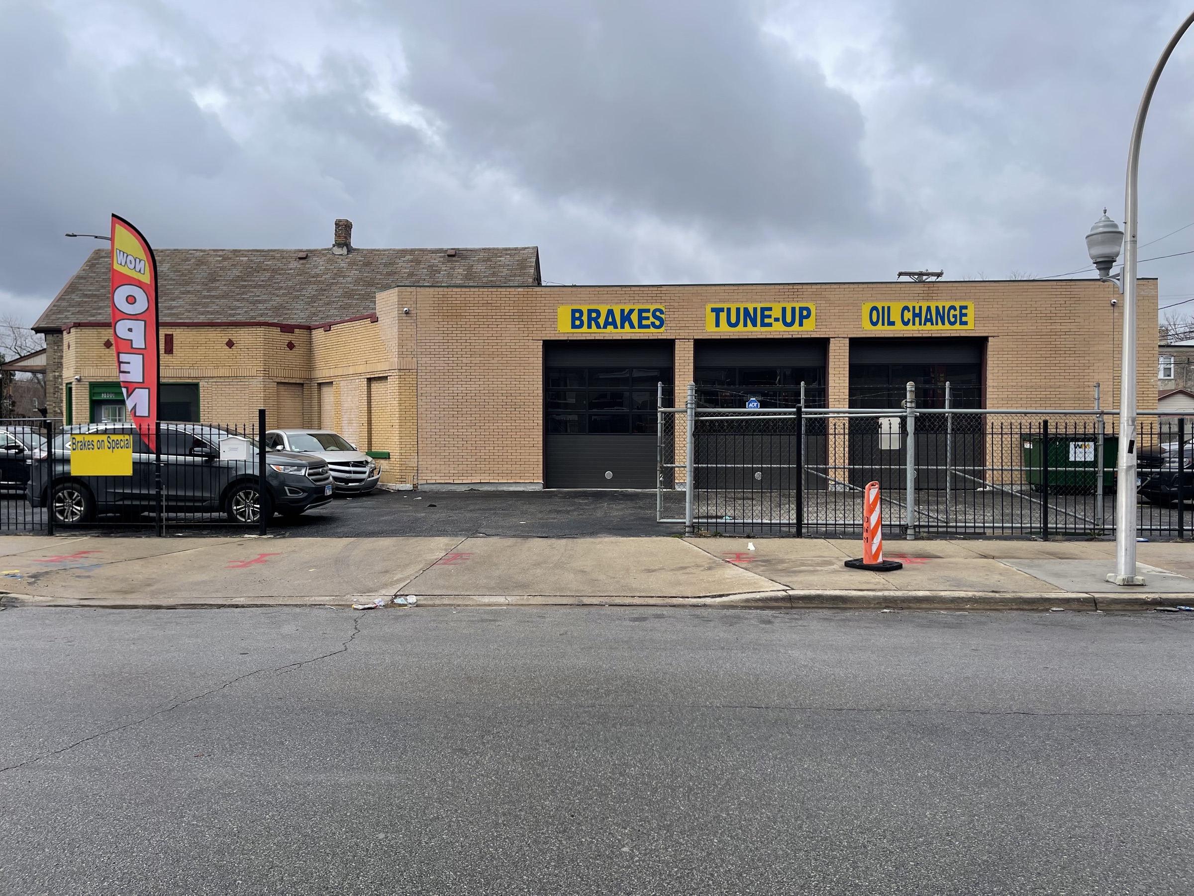 Leased 3-bay auto repair shop on a corner double lot,… — Sale in Chicago, IL, photo 1 of 2