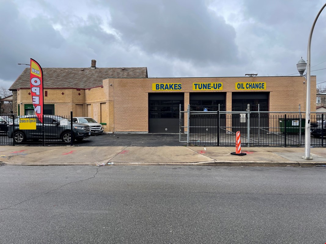 Leased 3-bay auto repair shop on a corner double lot,… — Sale in Chicago, IL, photo 1 of 2