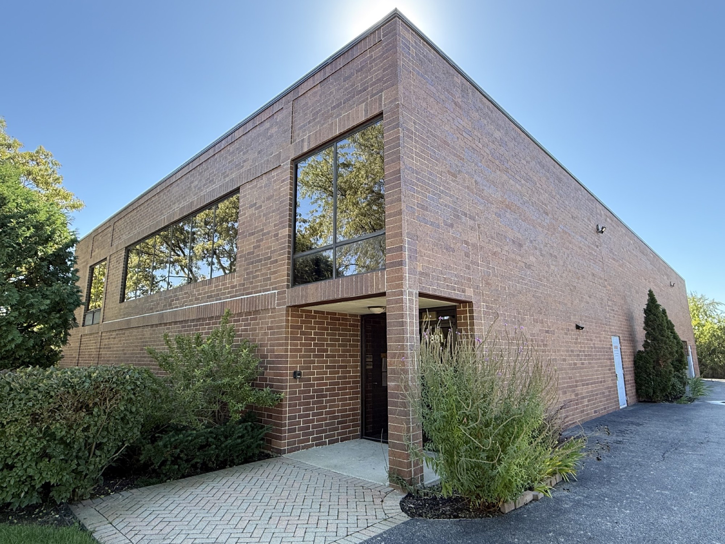 Load under roof: the truck pulls inside the building — Lease in Libertyville, IL, photo 3 of 8