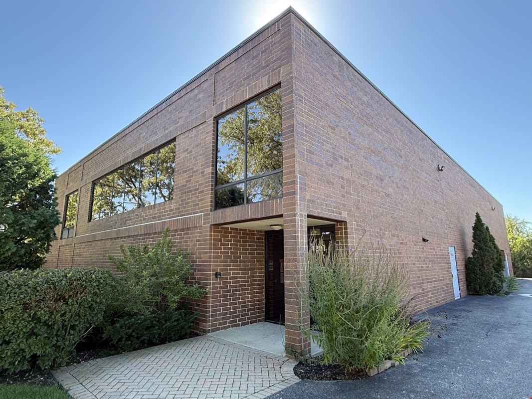 Load under roof: the truck pulls inside the building — Lease in Libertyville, IL, photo 3 of 8